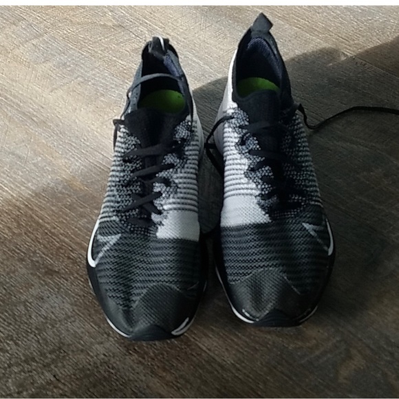 Nike air zoom black and white perfect for running. - Picture 2 of 3